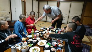 H30 陸前高田（志田旅館　夕食、他の宿泊者よりカニの食べ方伝授）